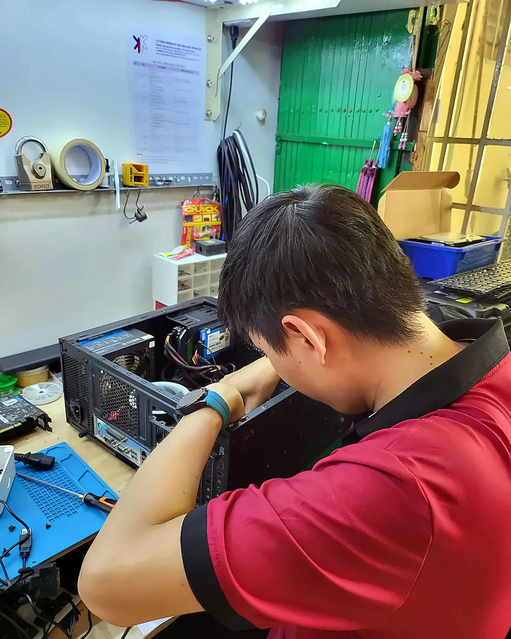 Kỹ thuật viên K39 kiểm tra bên trong thân máy tính để bàn
