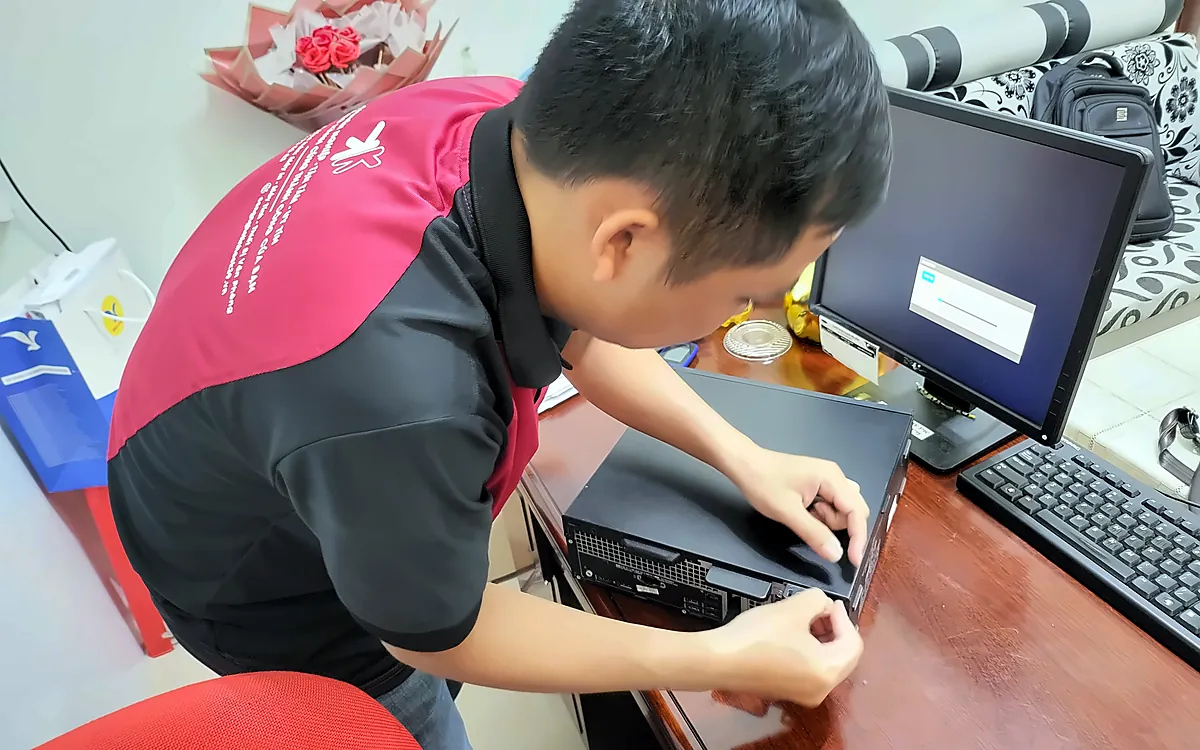 Kỹ thuật viên K39 xử lý máy tính ngay tại bàn làm việc của khách hàng