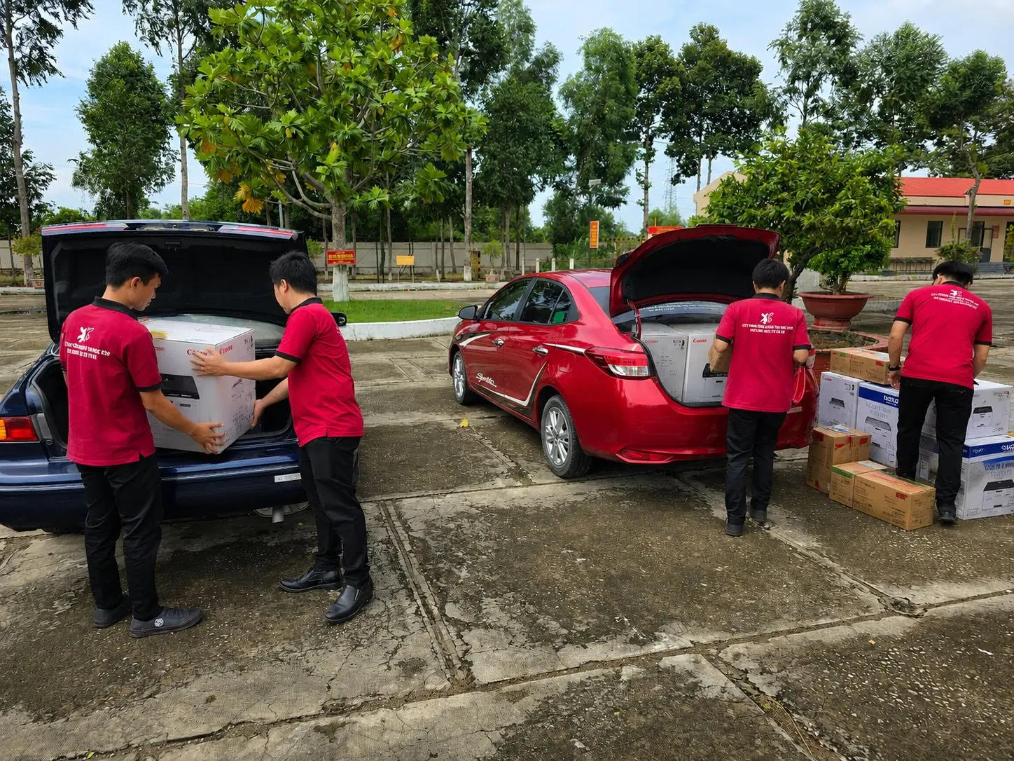 Giao thiết bị bằng ô tô tới đơn vị