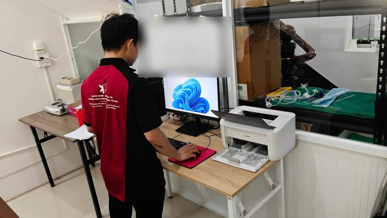 Kỹ thuật viên K39 lắp đặt và cài đặt máy in cho khách hàng