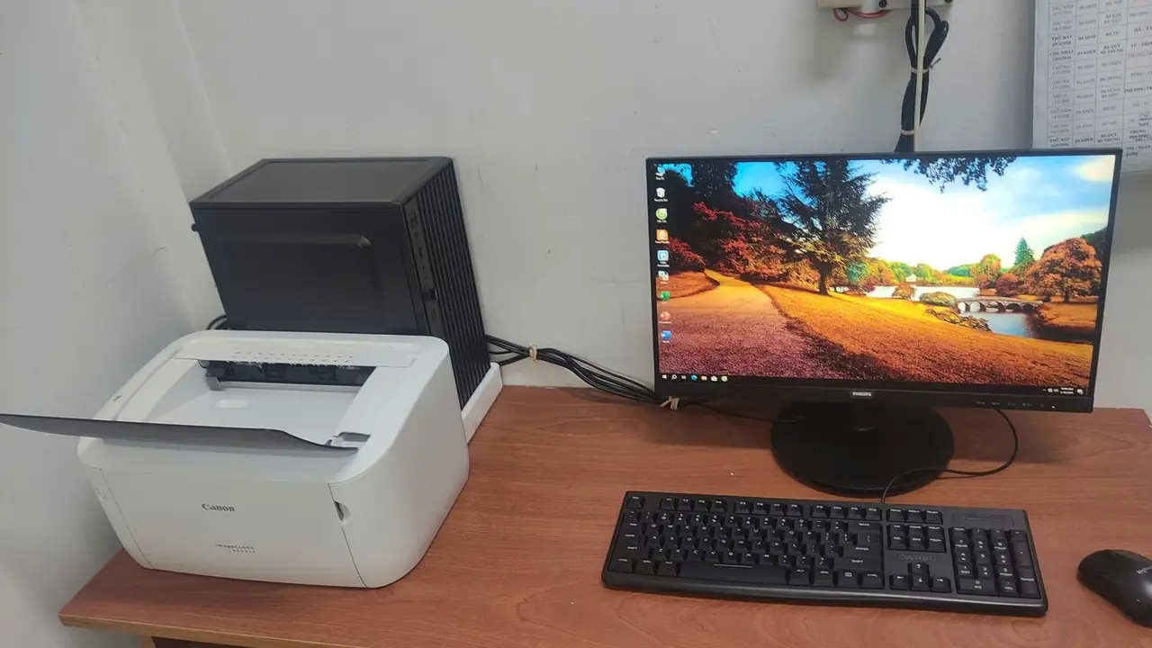 Máy in laser đặt cạnh máy tính tại văn phòng