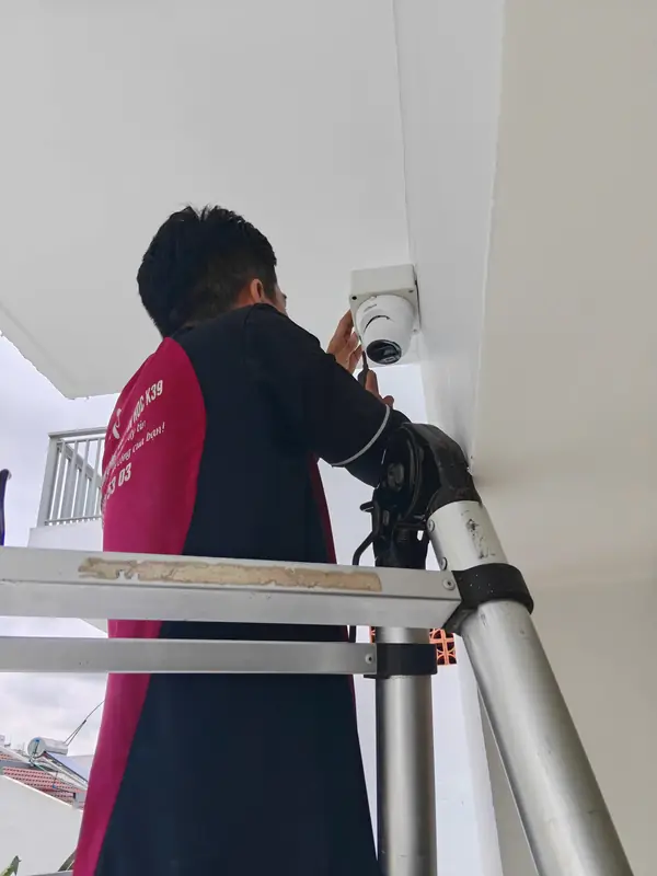 Kỹ thuật viên K39 lắp camera dome trên trần