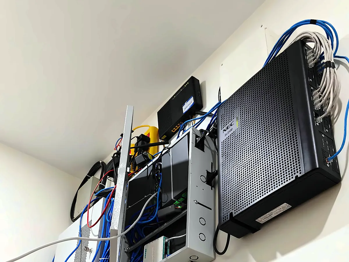 Tủ thiết bị mạng treo tường với dây mạng được bó gọn do K39 lắp đặt