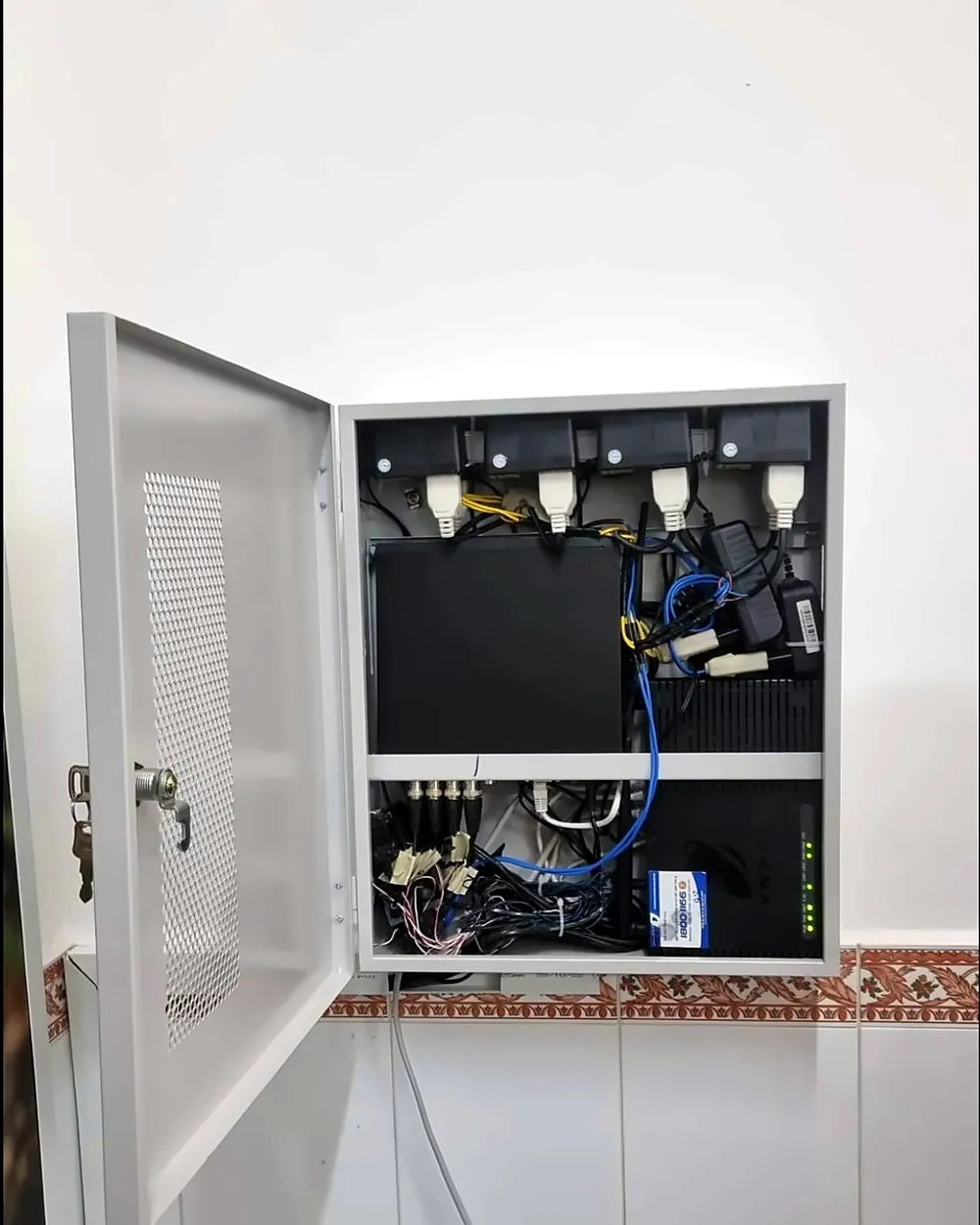 Tủ thiết bị treo tường có cửa khoá, thiết bị và nguồn đặt gọn bên trong