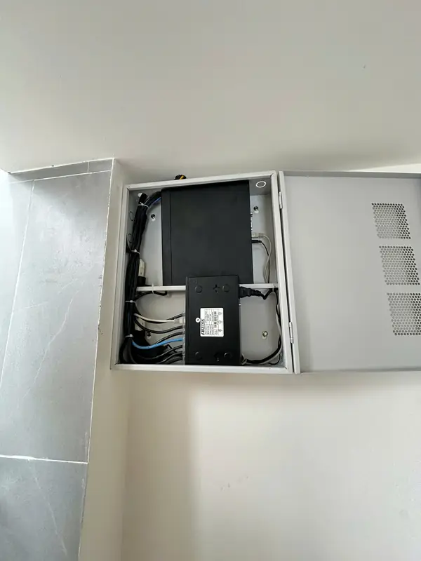 Tủ mạng treo tường K39 lắp đặt